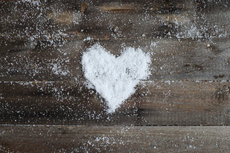 Texture di legno antico con cuore di neve immagine stock libera da diritti