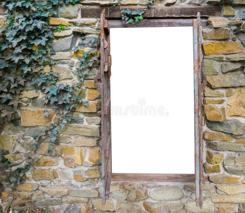 Vecchia struttura di legno sembrante medievale della finestra in un muro di mattoni con l'edera, isolata su bianco per creare spa fotografia stock libera da diritti Vecchia struttura di legno sembrante medievale della finestra in un muro di mattoni con l'edera, isolata su bianco per creare spa fotografia stock libera da diritti