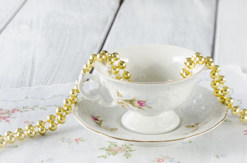 vecchia tazza elegante fatta di porcellana genuina immagini stock libere da diritti vecchia tazza elegante fatta di porcellana genuina immagini stock libere da diritti