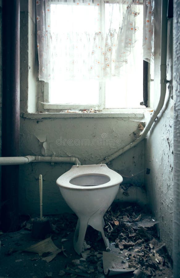 Vecchia toilette rotta fotografie stock libere da diritti