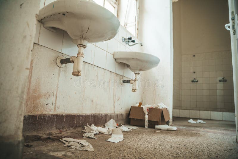 Vecchia toilette sporca nella costruzione abbandonata dell'ospedale psichiatrico sporcizia e disordine sull'attrezzatura sociale fotografie stock libere da diritti Vecchia toilette sporca nella costruzione abbandonata dell'ospedale psichiatrico sporcizia e disordine sull'attrezzatura sociale fotografie stock libere da diritti