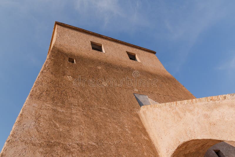 Vecchia torre medievale dell'orologio con il cielo nuvoloso immagini stock Vecchia torre medievale dell'orologio con il cielo nuvoloso immagini stock