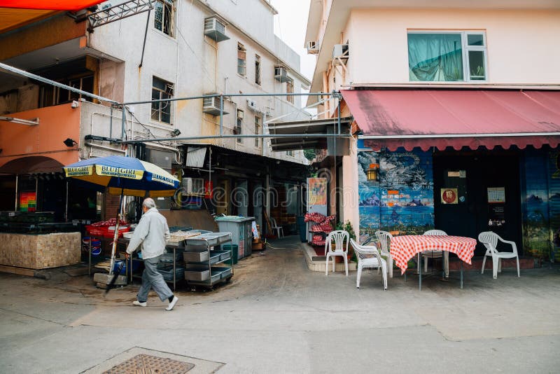 Vecchia via asiatica del ristorante e del mercato all'isola di Lamma in Hong Kong fotografia stock libera da diritti