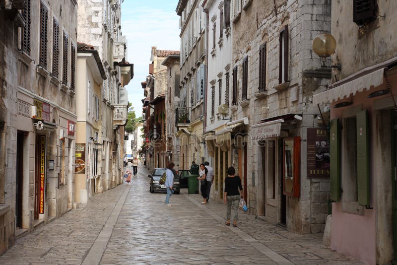 Vecchia via della città con i depositi in Porec in Croazia fotografia stock libera da diritti Vecchia via della città con i depositi in Porec in Croazia fotografia stock libera da diritti