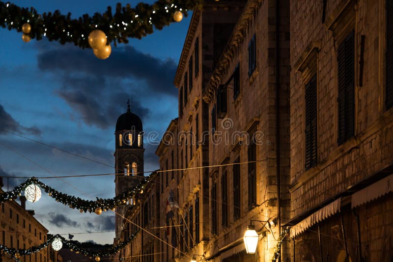 Vecchia via di Stradun con il campanile decorato con le luci e gli ornamenti di Natale all'alba, Ragusa, Croazia