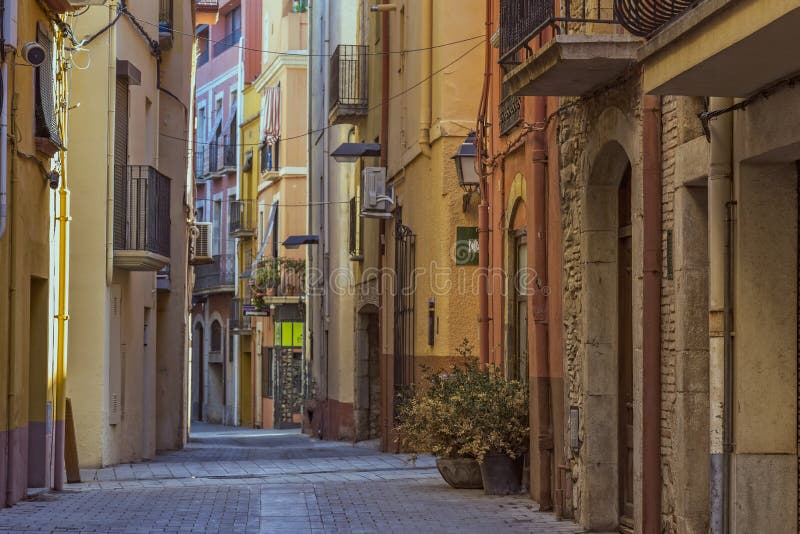 Vecchia via in una piccola città spagnola Palamos in Spagna fotografia stock libera da diritti Vecchia via in una piccola città spagnola Palamos in Spagna fotografia stock libera da diritti
