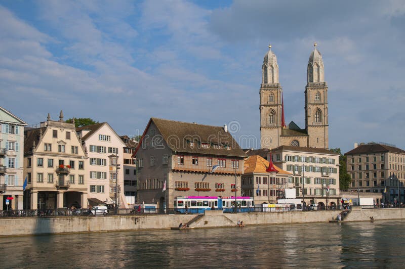 Vecchia vista della città di Zurigo dall'argine del fiume di Limmat fotografia stock Vecchia vista della città di Zurigo dall'argine del fiume di Limmat fotografia stock