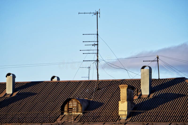 Vecchie antenne di televisione analogiche delle gamme del decimetrico e del tester fotografia stock libera da diritti Vecchie antenne di televisione analogiche delle gamme del decimetrico e del tester fotografia stock libera da diritti