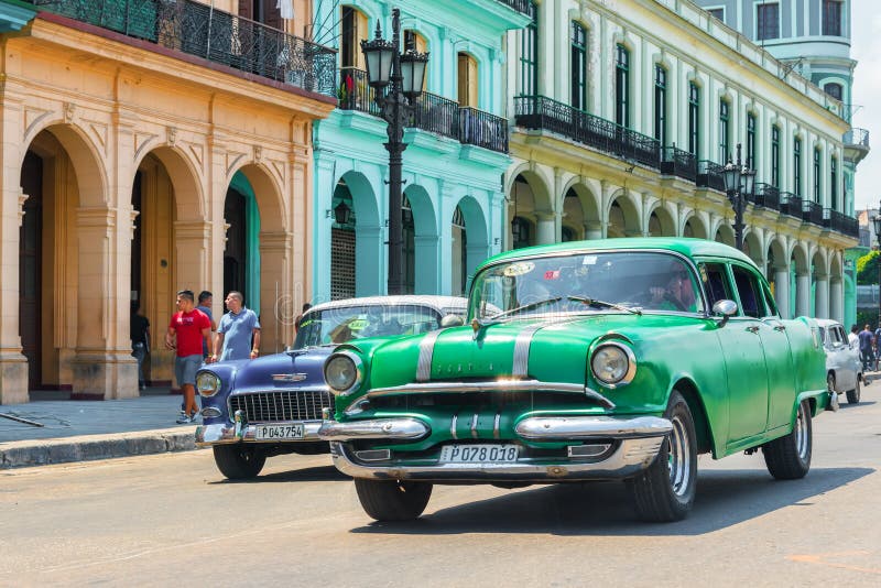 Vecchie automobili accanto alle costruzioni tradizionali in vecchio Havan