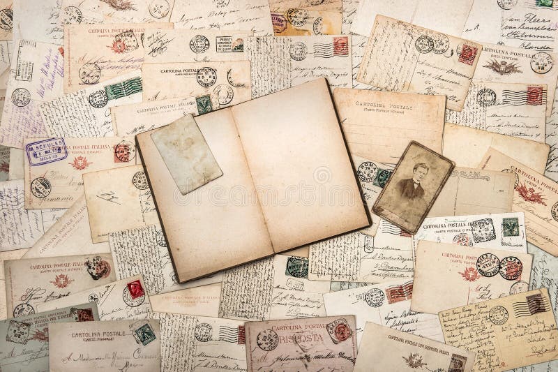 Vecchie cartoline scritte a mano e libro vuoto aperto