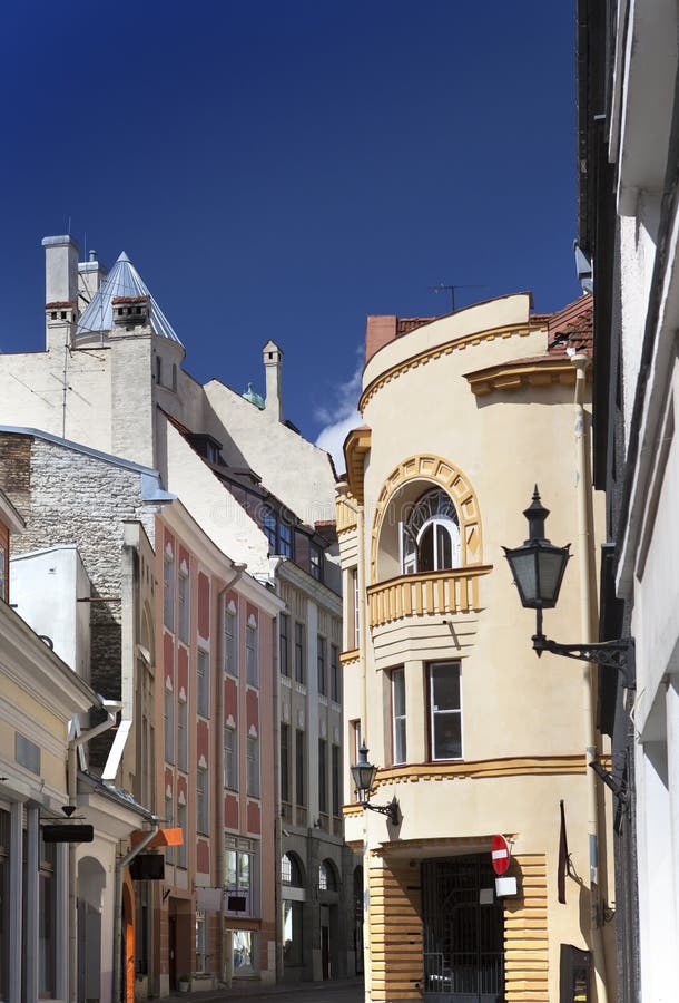 Vecchie case sulla vecchia città tallinn L'Estonia fotografia stock