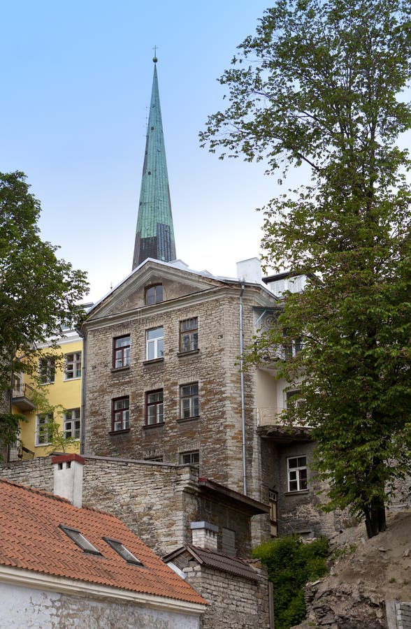 Vecchie case sulle vecchie vie della città tallinn L'Estonia fotografia stock