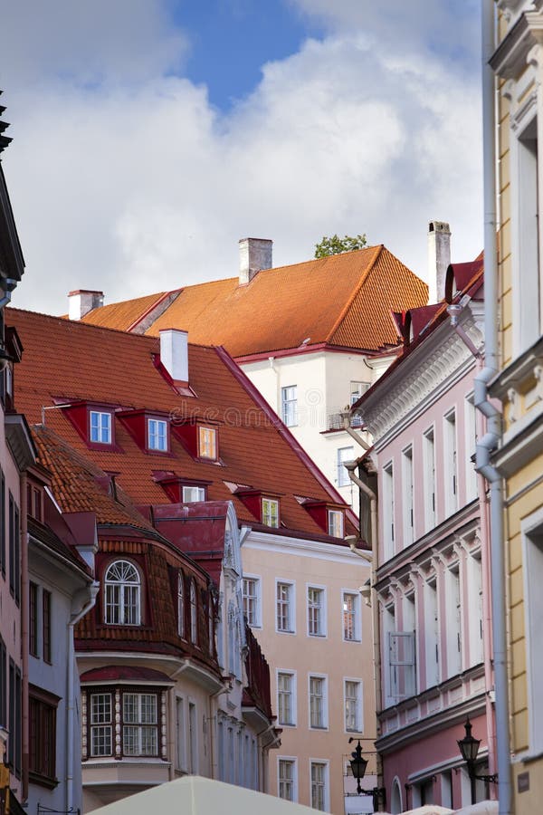 Vecchie case sulle vecchie vie della città tallinn L'Estonia immagine stock libera da diritti