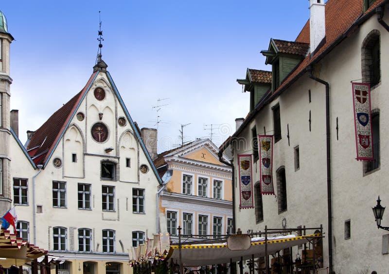 Vecchie case sulle vecchie vie della città tallinn L'Estonia fotografia stock libera da diritti
