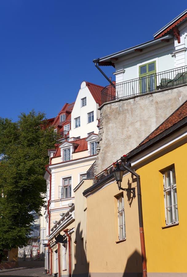Vecchie case sulle vecchie vie della città tallinn L'Estonia immagine stock libera da diritti