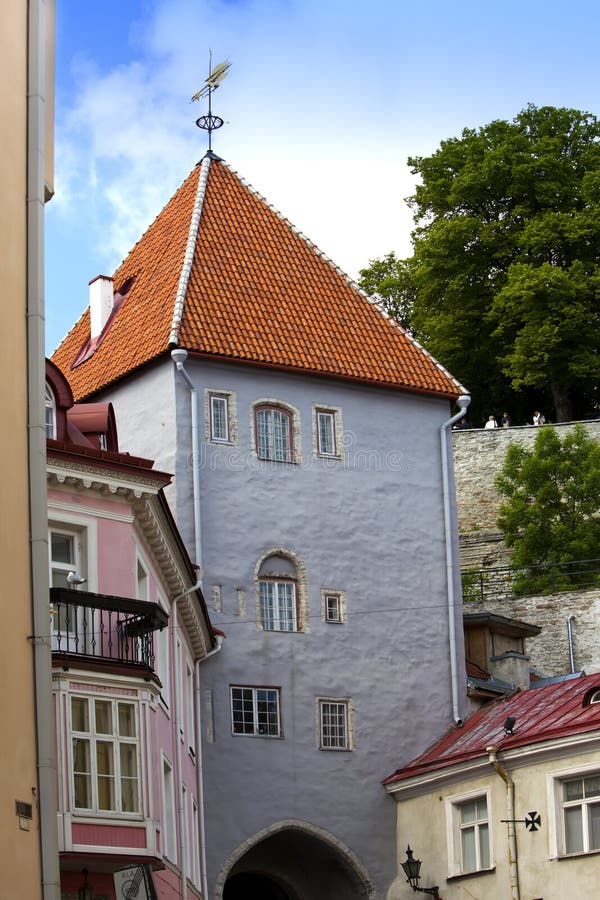 Vecchie case sulle vecchie vie della città tallinn L'Estonia fotografie stock