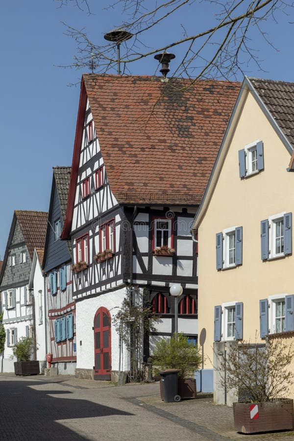 vecchie case tradizionali in piccolo villaggio di Friedrichsdorf in Germania immagini stock libere da diritti vecchie case tradizionali in piccolo villaggio di Friedrichsdorf in Germania immagini stock libere da diritti