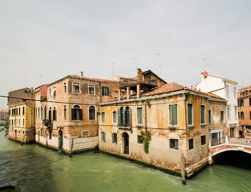 Vecchie case a Venezia fotografia stock. Immagine di banca 2422904