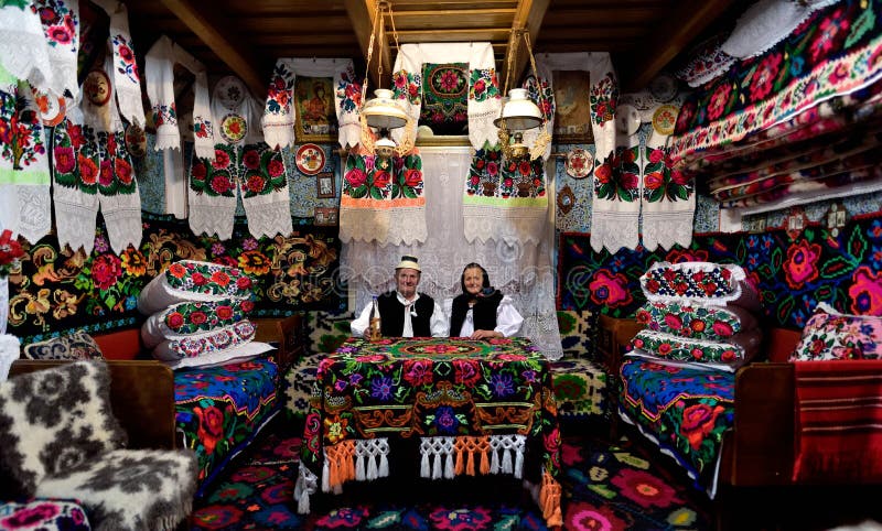 Vecchie coppie nella casa tradizionale, Romania, Maramures fotografia stock libera da diritti Vecchie coppie nella casa tradizionale, Romania, Maramures fotografia stock libera da diritti