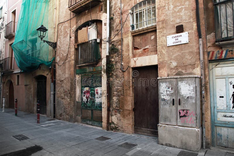 Vecchie facciate della costruzione sulla via stretta di Tarragona fotografia stock libera da diritti