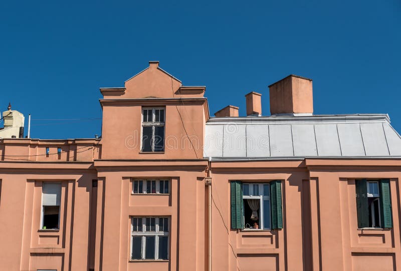 Vecchie finestre di edificio residenziale e facciata esteriore con cielo blu qui sopra nella città di Belgrado, Serbia fotografia stock Vecchie finestre di edificio residenziale e facciata esteriore con cielo blu qui sopra nella città di Belgrado, Serbia fotografia stock