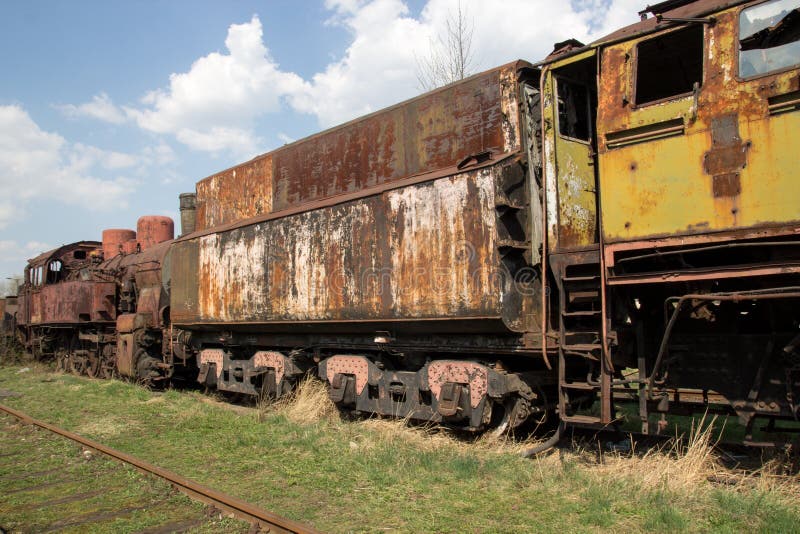 Vecchie locomotive ed automobili arrugginite fotografia stock libera da diritti Vecchie locomotive ed automobili arrugginite fotografia stock libera da diritti