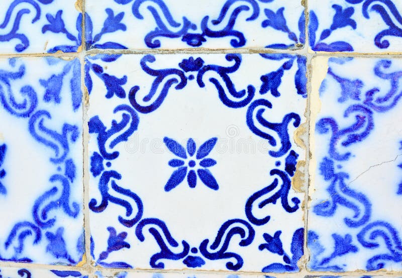 Vecchie mattonelle tipiche del Portogallo, dettaglio di un azulejo classico delle piastrelle di ceramica immagine stock libera da diritti Vecchie mattonelle tipiche del Portogallo, dettaglio di un azulejo classico delle piastrelle di ceramica immagine stock libera da diritti