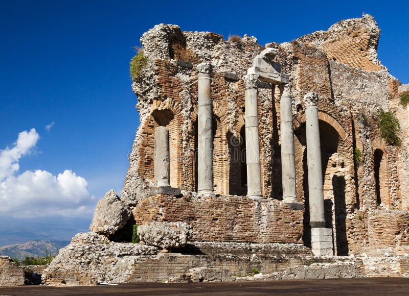 Vecchie pareti del Greco. Teatro antico, Taormina, Etna, Sicilia, fotografia stock Vecchie pareti del Greco. Teatro antico, Taormina, Etna, Sicilia, fotografia stock