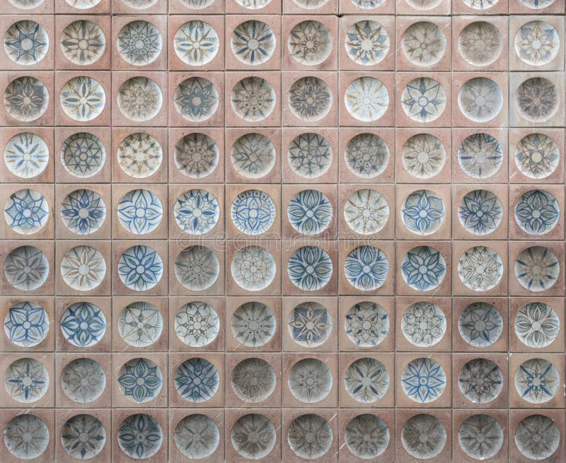 Vecchie piastrelle di ceramica spagnole con i modelli, affrontanti sulla costruzione immagini stock Vecchie piastrelle di ceramica spagnole con i modelli, affrontanti sulla costruzione immagini stock
