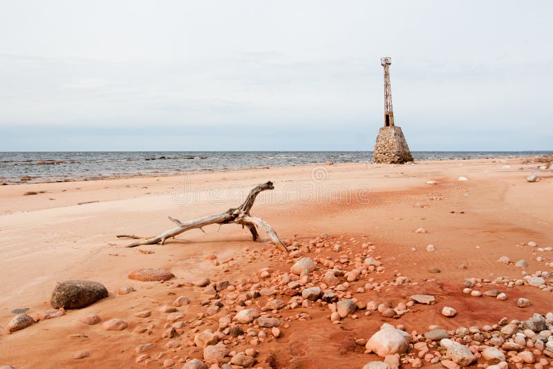 Vecchie rovine del faro sulla riva del Mar Baltico immagine stock Vecchie rovine del faro sulla riva del Mar Baltico immagine stock
