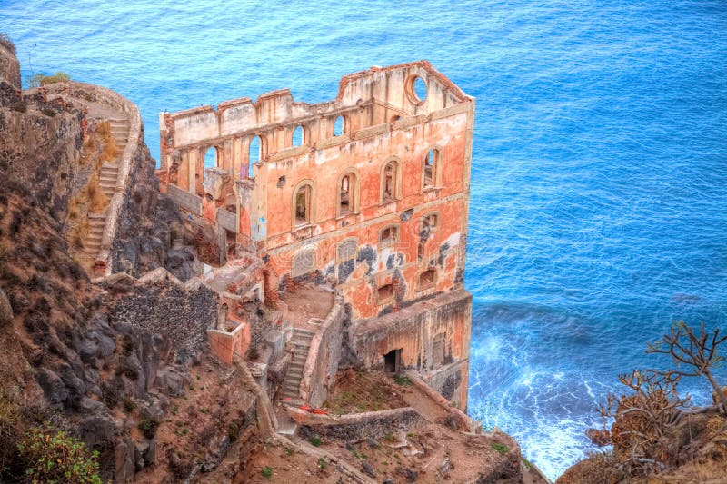 Vecchie rovine di un castello antico sulla costa sull'Isole Canarie, Tenerife fotografia stock libera da diritti Vecchie rovine di un castello antico sulla costa sull'Isole Canarie, Tenerife fotografia stock libera da diritti