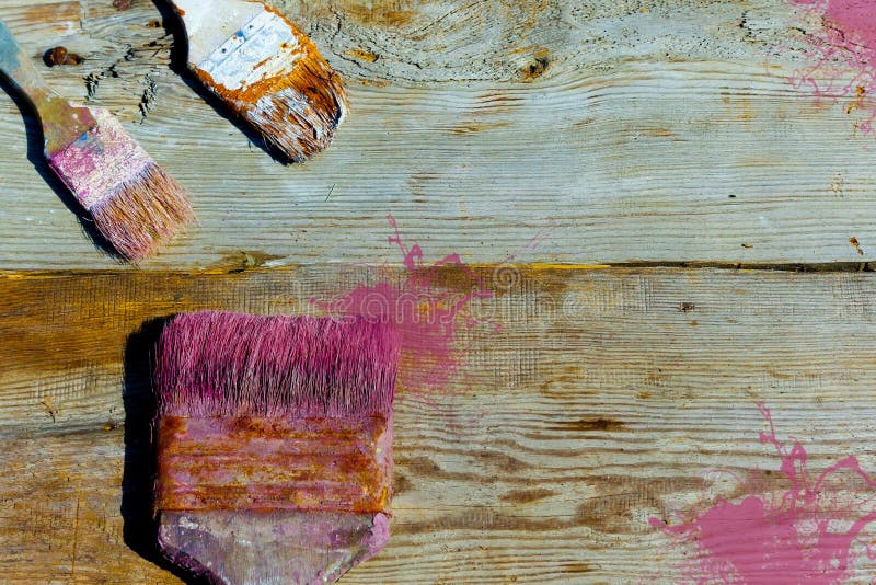 Vecchie spazzole usate per pittura su un fondo di legno Riparazione, pittura, rinnovamento dell'interno Il posto da annunciare