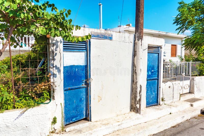 Vecchie toilette chiuse della via in villaggio greco sull'isola di Rhodes Rhodes, Grecia immagini stock libere da diritti Vecchie toilette chiuse della via in villaggio greco sull'isola di Rhodes Rhodes, Grecia immagini stock libere da diritti