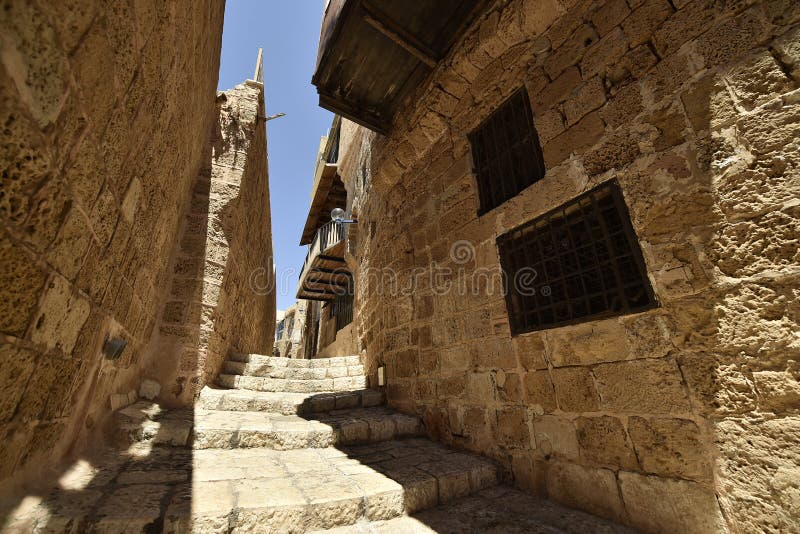 Vecchie via e case antiche nella citt? di Giaffa, vicino a Tel Aviv, Israele. Old ancient street and houses in Jaffa city, near Tel Aviv,Israel. Jaffa, in Hebrew Yafo, or in Arabic Yaffa, the southern and oldest part of Tel Aviv-Yafo, is an ancient port city in Israel. Jaffa is famous for its association with the biblical stories of Jonah, Solomon and Saint Peter as well as the mythological story of Andromeda and Perseus.