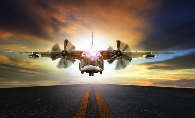 Vecchio aereo militare che si avvicina all'atterraggio sulla pista dell'aeroporto immagine stock Vecchio aereo militare che si avvicina all'atterraggio sulla pista dell'aeroporto immagine stock