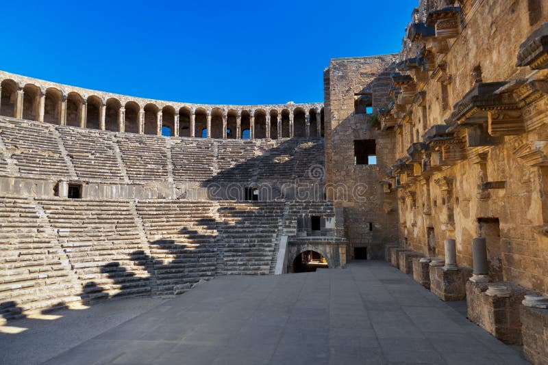 Vecchio anfiteatro Aspendos a Adalia, Turchia immagine stock libera da diritti Vecchio anfiteatro Aspendos a Adalia, Turchia immagine stock libera da diritti