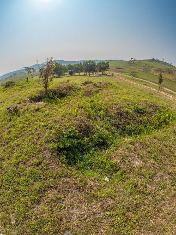 Vecchio appostamento a buca dalla guerra del vietnam Plateau di Xiangkhoang, Laos fotografia stock libera da diritti Vecchio appostamento a buca dalla guerra del vietnam Plateau di Xiangkhoang, Laos fotografia stock libera da diritti