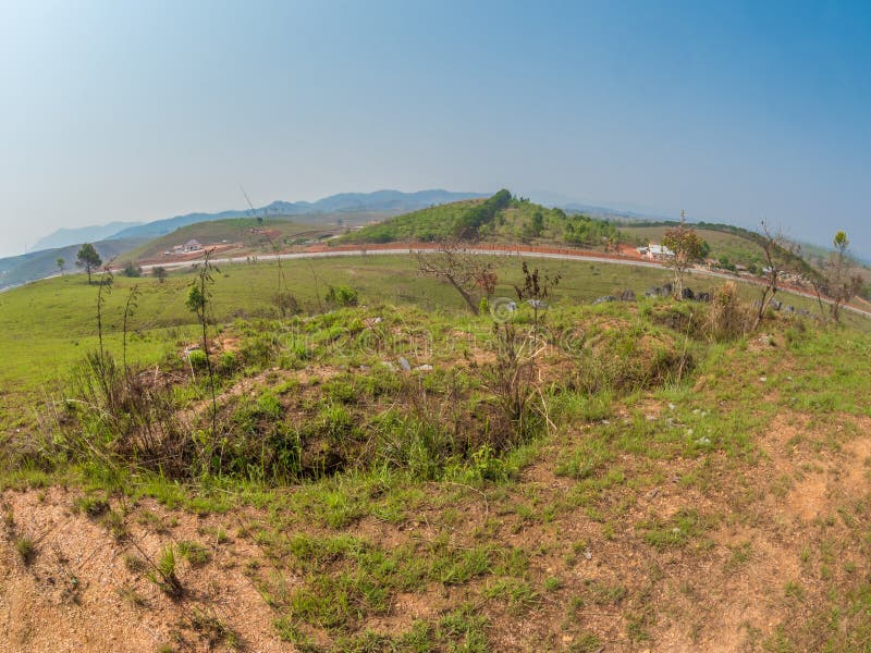 Vecchio appostamento a buca dalla guerra del vietnam Plateau di Xiangkhoang, Laos fotografia stock libera da diritti Vecchio appostamento a buca dalla guerra del vietnam Plateau di Xiangkhoang, Laos fotografia stock libera da diritti