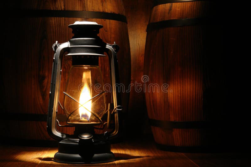 Vecchio Burning antico della lanterna dell'olio di Kerosne immagine stock Vecchio Burning antico della lanterna dell'olio di Kerosne immagine stock