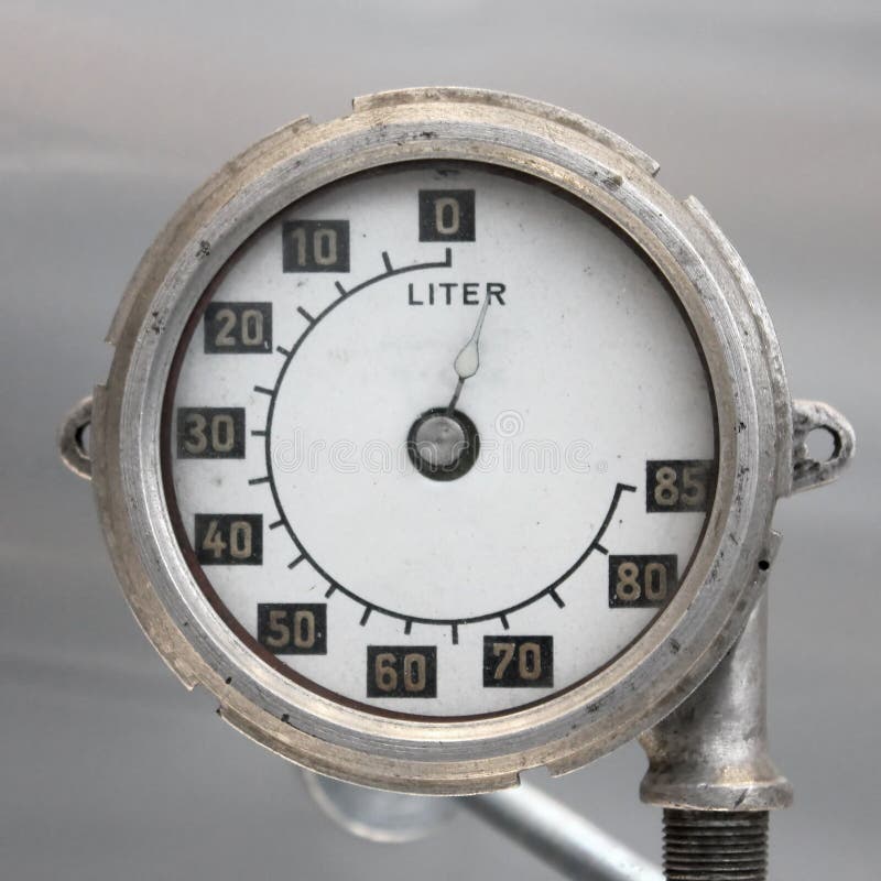 Vecchio calibro di combustibile tedesco d'annata dell'aeroplano, scala con una freccia, 0-85 litri immagini stock libere da diritti Vecchio calibro di combustibile tedesco d'annata dell'aeroplano, scala con una freccia, 0-85 litri immagini stock libere da diritti