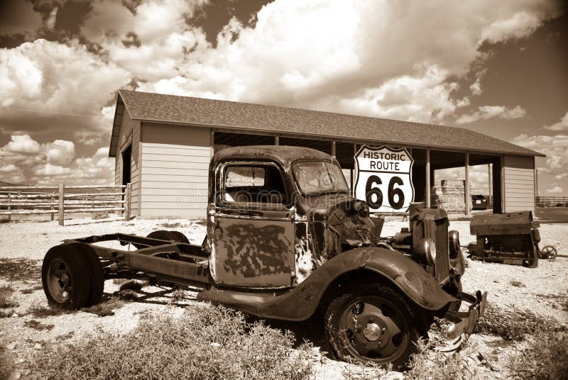 Vecchio camion sul vecchio itinerario 66