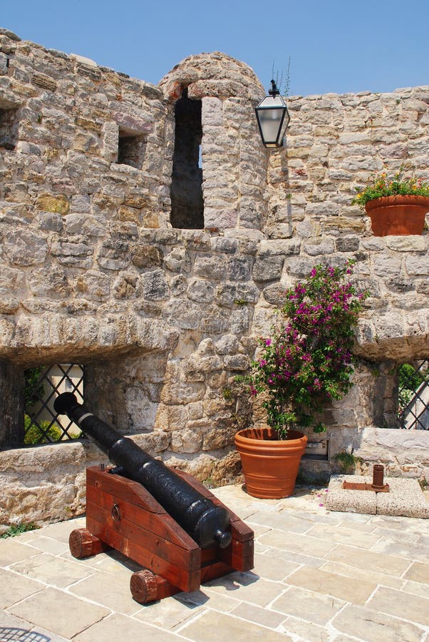 Vecchio cannone in una fortezza Budva (Montenegro) immagini stock libere da diritti Vecchio cannone in una fortezza Budva (Montenegro) immagini stock libere da diritti