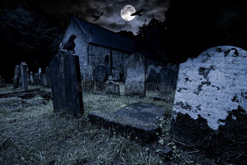 Vecchio cimitero con antiche lapidi pietra tombale e antico fronte della chiesa luna piena corvo nero notte spaventosa orrore