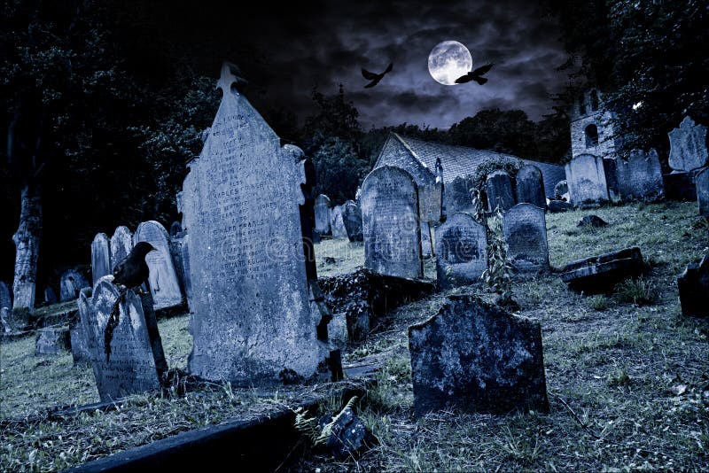 Vecchio cimitero con antiche lapidi pietra tombale e antico fronte della chiesa luna piena corvo nero notte spaventosa orrore