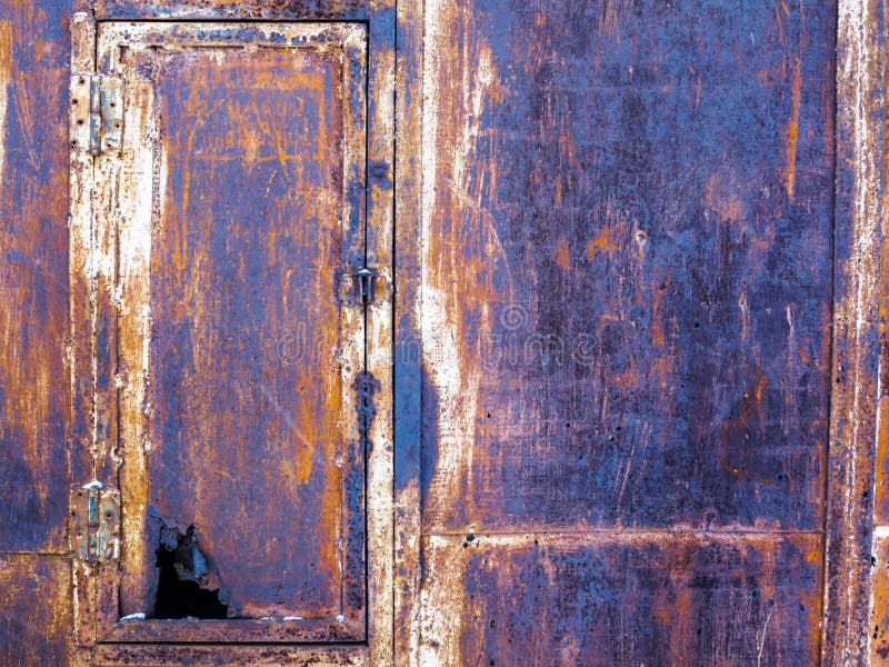 Vecchio contenitore arrugginito di ferro con una porta colante fotografia stock libera da diritti Vecchio contenitore arrugginito di ferro con una porta colante fotografia stock libera da diritti