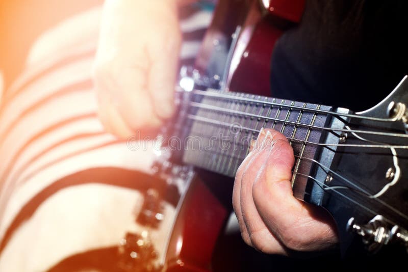 Vecchio, donna, gioco elettrico, chitarra acustica, backgr nero dell'uomo fotografie stock libere da diritti Vecchio, donna, gioco elettrico, chitarra acustica, backgr nero dell'uomo fotografie stock libere da diritti