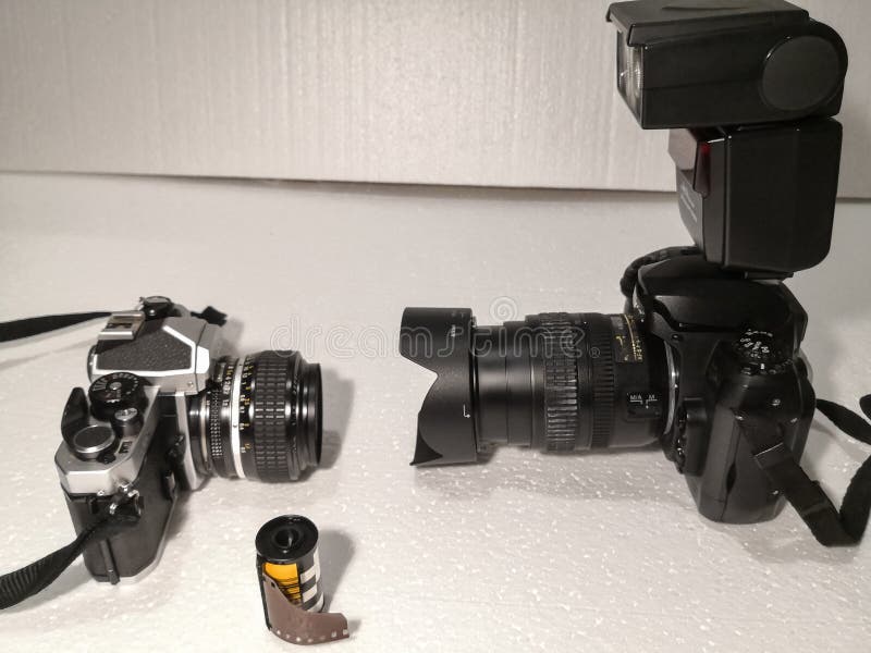 Vecchio e nuova tecnologia per la macchina fotografica macchina da presa 1980 del manuale contro una lente e un lampeggiatore ele fotografia stock Vecchio e nuova tecnologia per la macchina fotografica macchina da presa 1980 del manuale contro una lente e un lampeggiatore ele fotografia stock