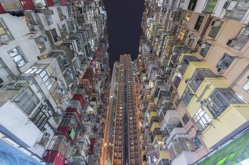 Vecchio e nuovo edificio residenziale ammucchiato nella città di Hong Kong immagine stock libera da diritti Vecchio e nuovo edificio residenziale ammucchiato nella città di Hong Kong immagine stock libera da diritti