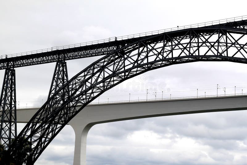 Vecchio e nuovo ponticello ferroviario a Oporto, Portogallo immagine stock libera da diritti Vecchio e nuovo ponticello ferroviario a Oporto, Portogallo immagine stock libera da diritti