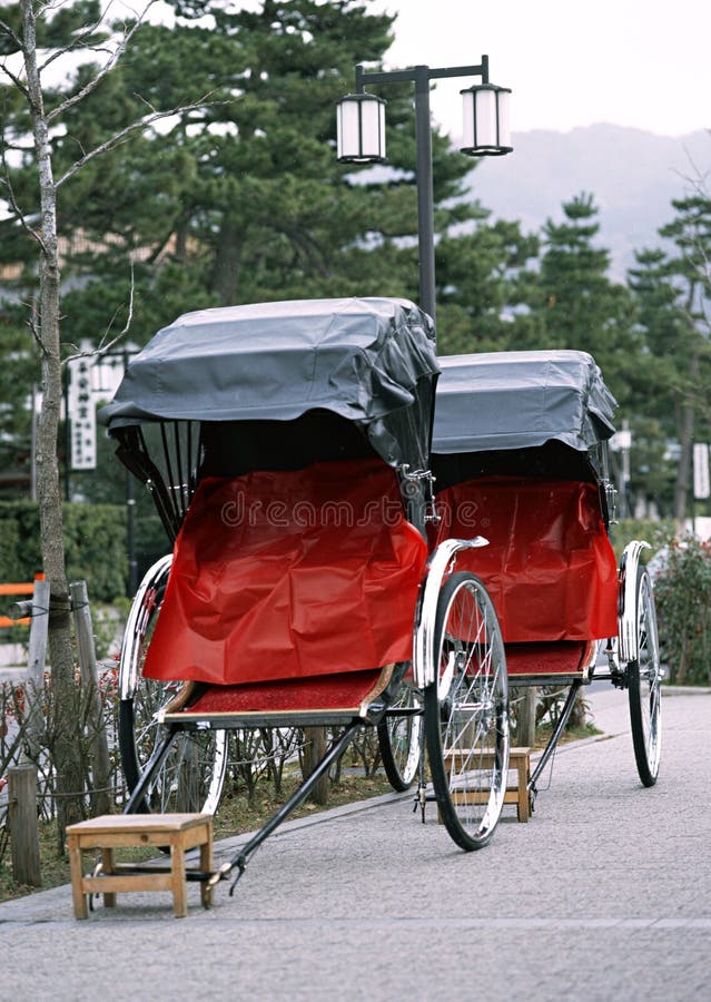 Vecchio e risciò rosso e nero turistico tradizionale giapponese immagine stock libera da diritti Vecchio e risciò rosso e nero turistico tradizionale giapponese immagine stock libera da diritti